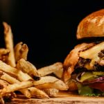 Que faire pour manger un délicieux hamburger ?