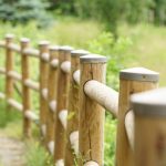 Clôture en châtaignier : le choix écologique et imputrescible pour protéger son terrain